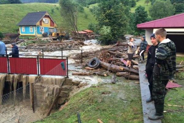 Появились снимки с места стихийного бедствия на Закарпатье