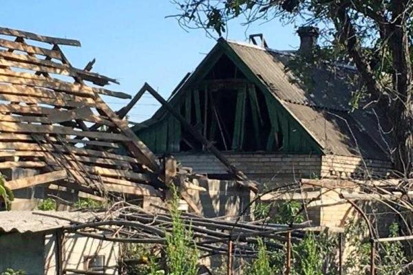Жители Марьинки пережили страшную ночь: звуки разрывов, свист мин, дрожь земли и людей Жители Марьинки пережили страшную ночь: звуки разрывов, свист мин, дрожь земли и людей