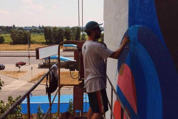 В Киеве на жилой высотке расцвел новый мурал В Киеве на жилой высотке расцвел новый мурал