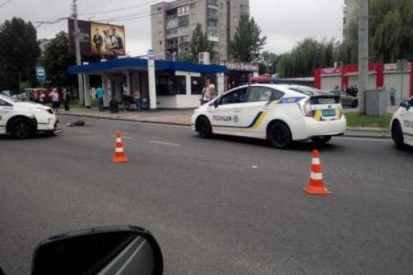 Во Львове пьяный водитель на "Audi" протаранил авто патрульных и влетел в остановку Во Львове пьяный водитель на "Audi" протаранил авто патрульных и влетел в остановку