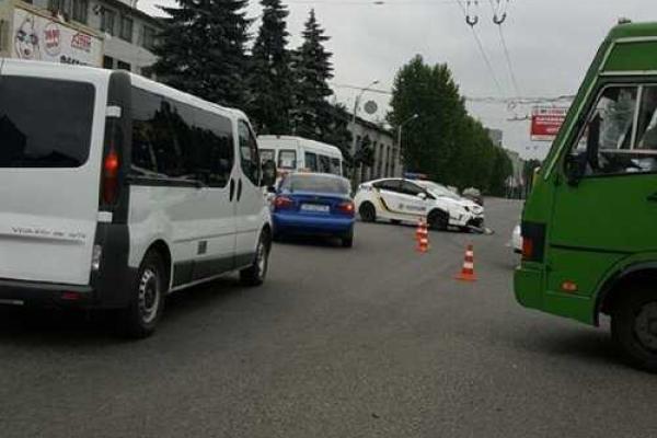 Во Львове пьяный водитель на "Audi" протаранил авто патрульных и влетел в остановку Во Львове пьяный водитель на "Audi" протаранил авто патрульных и влетел в остановку