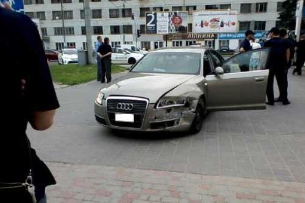 Во Львове пьяный водитель на "Audi" протаранил авто патрульных и влетел в остановку Во Львове пьяный водитель на "Audi" протаранил авто патрульных и влетел в остановку