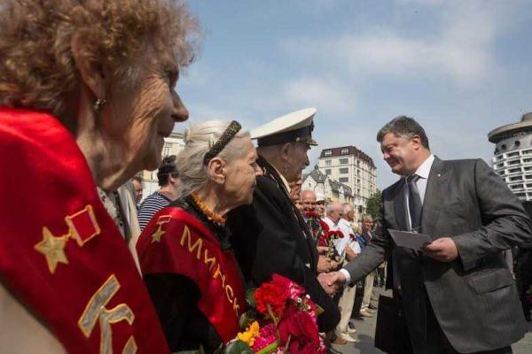 Президент и Премьер-министр Украины почтили память жертв войны Президент и Премьер-министр Украины почтили память жертв войны