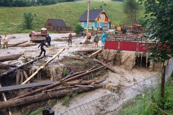 Появились снимки с места стихийного бедствия на Закарпатье