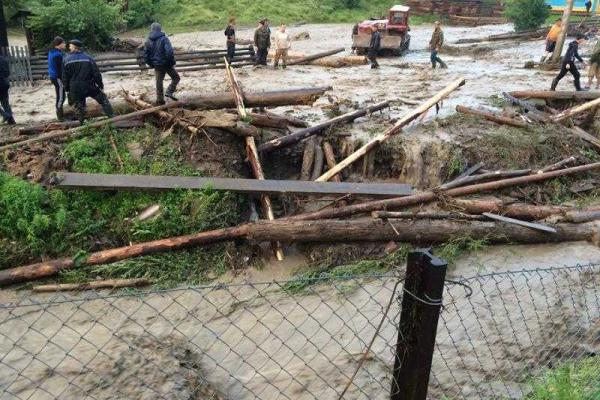 Появились снимки с места стихийного бедствия на Закарпатье