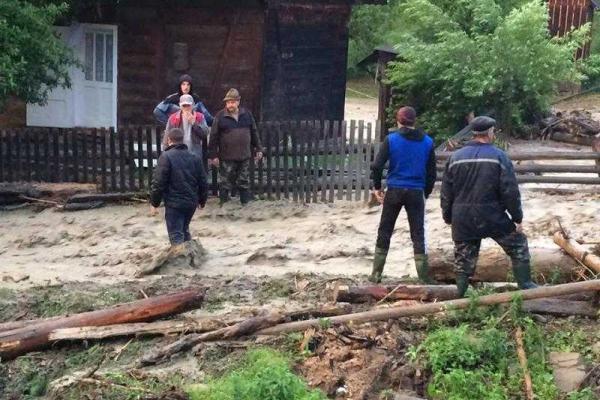 Появились снимки с места стихийного бедствия на Закарпатье