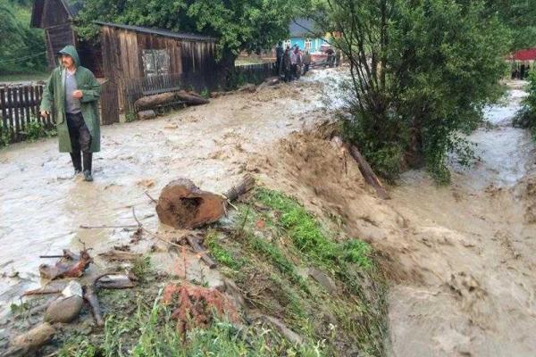 Появились снимки с места стихийного бедствия на Закарпатье