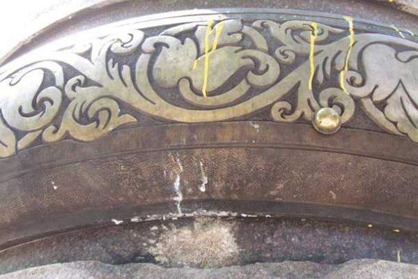 В Полтаве активисты отчистили от краски памятник гетману Мазепе В Полтаве активисты отчистили от краски памятник гетману Мазепе