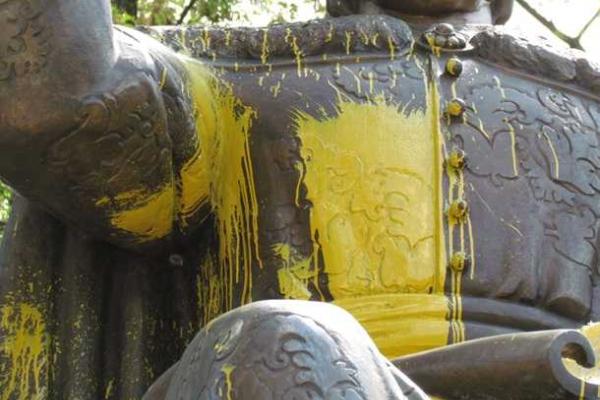 В Полтаве активисты отчистили от краски памятник гетману Мазепе В Полтаве активисты отчистили от краски памятник гетману Мазепе