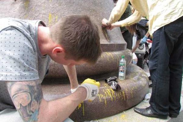 В Полтаве активисты отчистили от краски памятник гетману Мазепе В Полтаве активисты отчистили от краски памятник гетману Мазепе