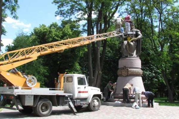 В Полтаве активисты отчистили от краски памятник гетману Мазепе В Полтаве активисты отчистили от краски памятник гетману Мазепе