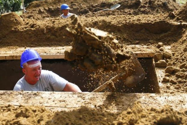 В Венгрии провели национальные соревнования по скоростному рытью могил В Венгрии провели национальные соревнования по скоростному рытью могил