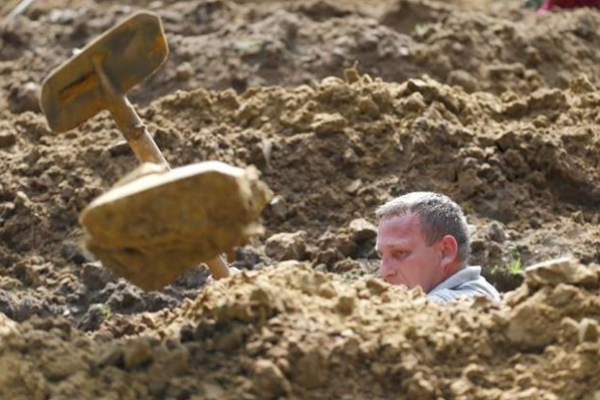 В Венгрии провели национальные соревнования по скоростному рытью могил В Венгрии провели национальные соревнования по скоростному рытью могил