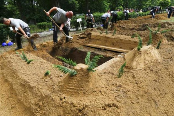 В Венгрии провели национальные соревнования по скоростному рытью могил В Венгрии провели национальные соревнования по скоростному рытью могил