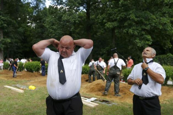 В Венгрии провели национальные соревнования по скоростному рытью могил В Венгрии провели национальные соревнования по скоростному рытью могил