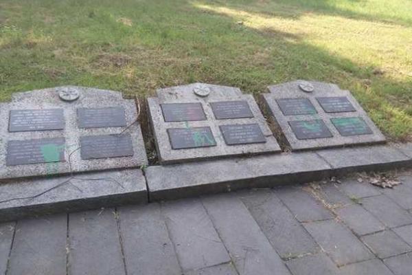 Во Львове вандалы осквернили памятник жертвам Холокоста Во Львове вандалы осквернили памятник жертвам Холокоста