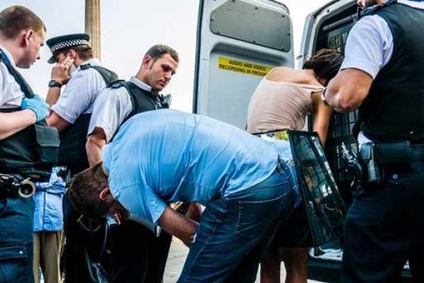 В Лондоне арестовали скандально известную художницу за провокационный перформанс В Лондоне арестовали скандально известную художницу за провокационный перформанс