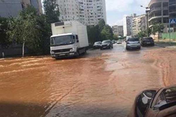 В Киеве машины превратились в "корабли" из-за аварии на водопроводе В Киеве машины превратились в "корабли" из-за аварии на водопроводе