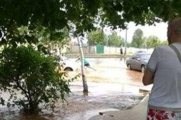 В Киеве машины превратились в "корабли" из-за аварии на водопроводе В Киеве машины превратились в "корабли" из-за аварии на водопроводе