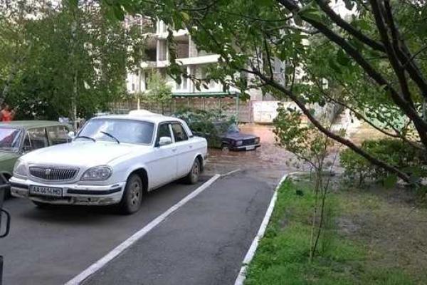 В Киеве машины превратились в "корабли" из-за аварии на водопроводе В Киеве машины превратились в "корабли" из-за аварии на водопроводе