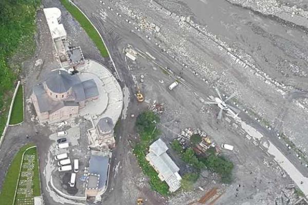 Селевой поток перекрыл единственную дорогу, соединяющую Грузию, Армению и Россию Селевой поток перекрыл единственную дорогу, соединяющую Грузию, Армению и Россию