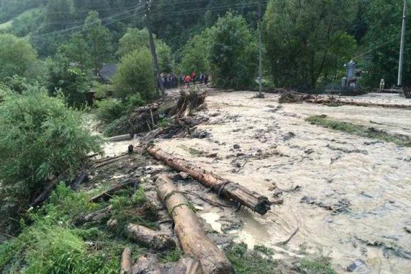 Появились снимки с места стихийного бедствия на Закарпатье