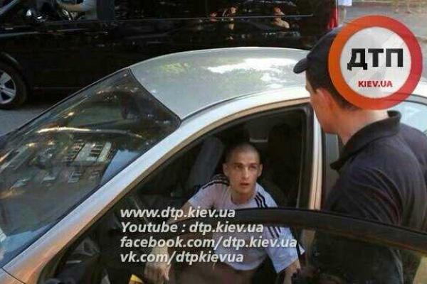 В Киеве пьяный мужчина на чужом авто вылетел на тротуар и травмировал ребенка В Киеве пьяный мужчина на чужом авто вылетел на тротуар и травмировал ребенка