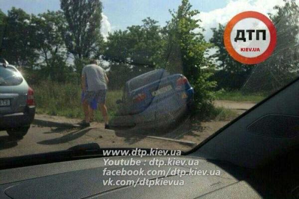 На трассе под Киевом столкнулись два автомобиля, есть пострадавшие На трассе под Киевом столкнулись два автомобиля, есть пострадавшие