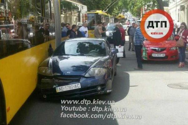 В Киеве невнимательный водитель "Hyundai" "поцеловал" троллейбус