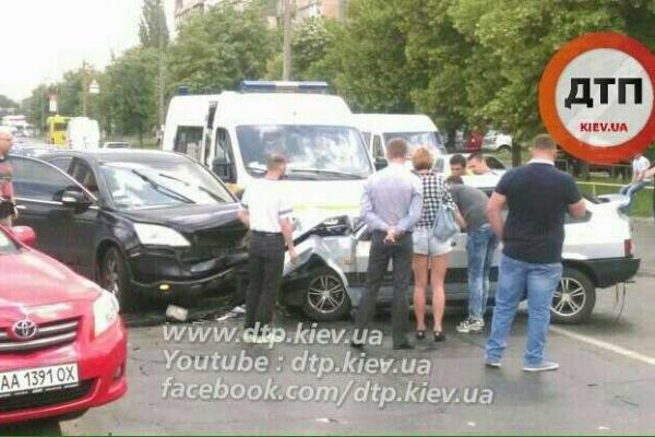 В Киеве "Лада" вылетела на встречную полосу и совершила лобовое столкновение с "Хондой"