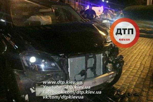 В Киеве "Mercedes" протаранил "Daewoo Lanos", убив девушку-пассажира В Киеве "Mercedes" протаранил "Daewoo Lanos", убив девушку-пассажира