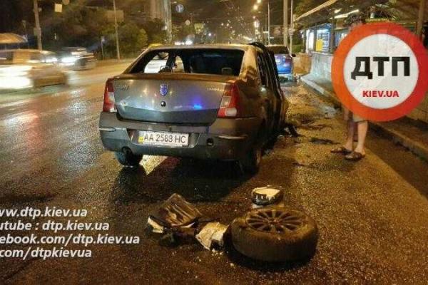 В Киеве ночью дотла сгорел "Renault Logan": водитель успел остановить авто и выскочить В Киеве ночью дотла сгорел "Renault Logan": водитель успел остановить авто и выскочить