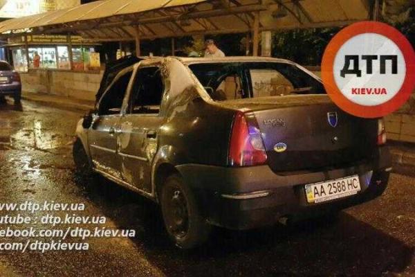 В Киеве ночью дотла сгорел "Renault Logan": водитель успел остановить авто и выскочить В Киеве ночью дотла сгорел "Renault Logan": водитель успел остановить авто и выскочить