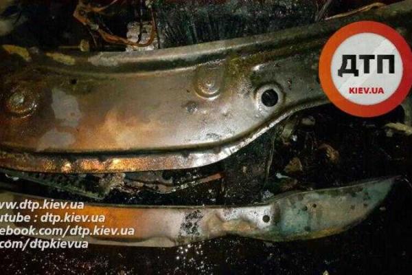 В Киеве ночью дотла сгорел "Renault Logan": водитель успел остановить авто и выскочить В Киеве ночью дотла сгорел "Renault Logan": водитель успел остановить авто и выскочить