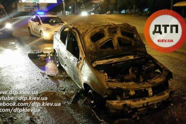 В Киеве ночью дотла сгорел "Renault Logan": водитель успел остановить авто и выскочить В Киеве ночью дотла сгорел "Renault Logan": водитель успел остановить авто и выскочить