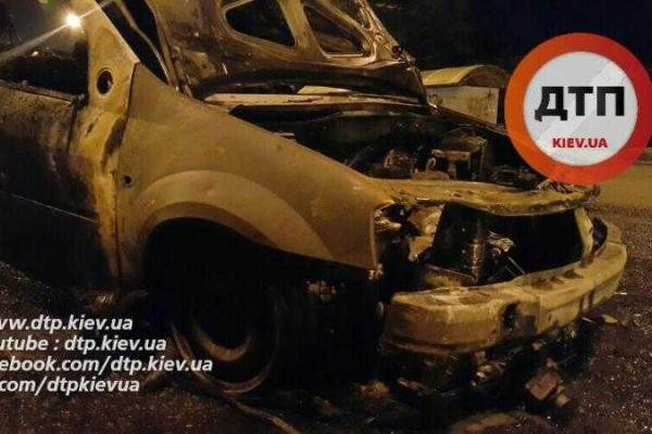 В Киеве ночью дотла сгорел "Renault Logan": водитель успел остановить авто и выскочить В Киеве ночью дотла сгорел "Renault Logan": водитель успел остановить авто и выскочить