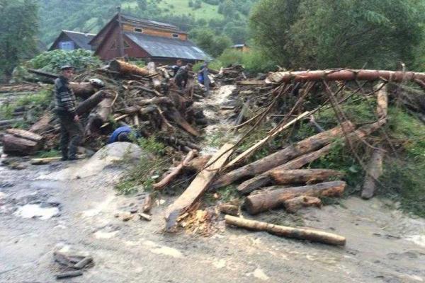 Появились снимки с места стихийного бедствия на Закарпатье