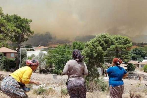 В Турции из-за лесных пожаров с нескольких курортов эвакуируют туристов