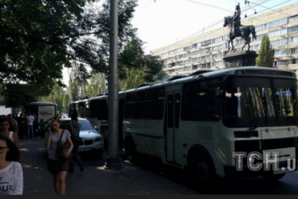 В Киеве правоохранители охраняют памятник Щорсу от активистов В Киеве правоохранители охраняют памятник Щорсу от активистов