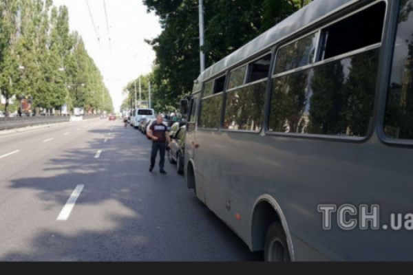 В Киеве правоохранители охраняют памятник Щорсу от активистов В Киеве правоохранители охраняют памятник Щорсу от активистов