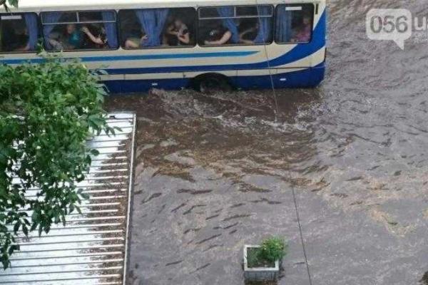 В Днепре хозяйничала непогода: затоплены улицы, повалены деревья, дороги превратились в реки