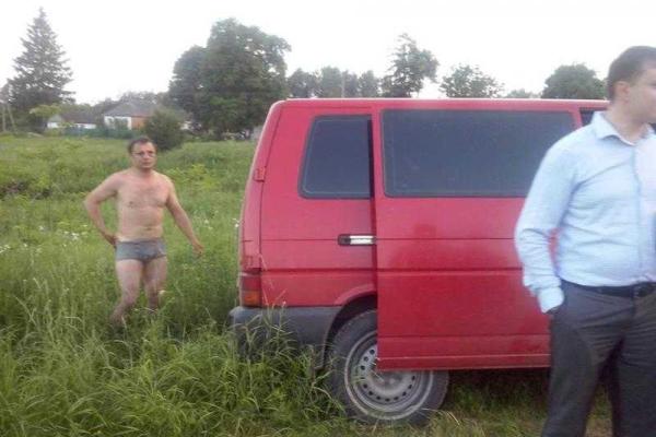 На Полтавщине пьяный чиновник сел за руль, задавил индюка и избил трех местных жителей На Полтавщине пьяный чиновник сел за руль, задавил индюка и избил трех местных жителей