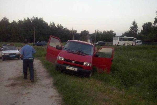 На Полтавщине пьяный чиновник сел за руль, задавил индюка и избил трех местных жителей На Полтавщине пьяный чиновник сел за руль, задавил индюка и избил трех местных жителей