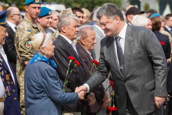 Президент и Премьер-министр Украины почтили память жертв войны Президент и Премьер-министр Украины почтили память жертв войны