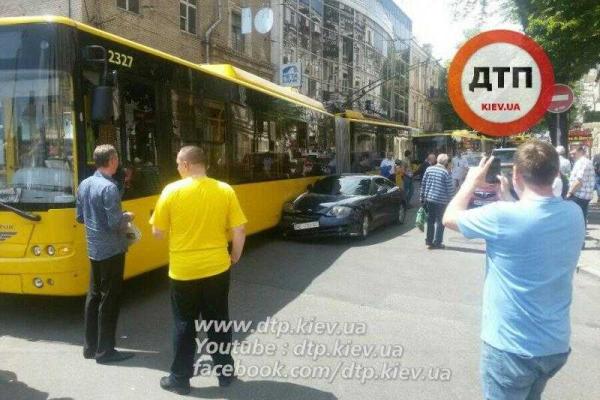 В Киеве невнимательный водитель "Hyundai" "поцеловал" троллейбус