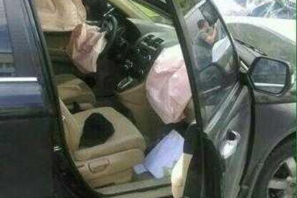 В Киеве "Лада" вылетела на встречную полосу и совершила лобовое столкновение с "Хондой"