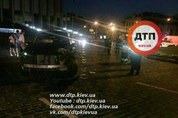 В Киеве "Mercedes" протаранил "Daewoo Lanos", убив девушку-пассажира В Киеве "Mercedes" протаранил "Daewoo Lanos", убив девушку-пассажира