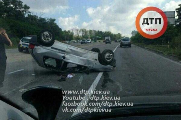 На трассе под Киевом столкнулись два автомобиля, есть пострадавшие На трассе под Киевом столкнулись два автомобиля, есть пострадавшие