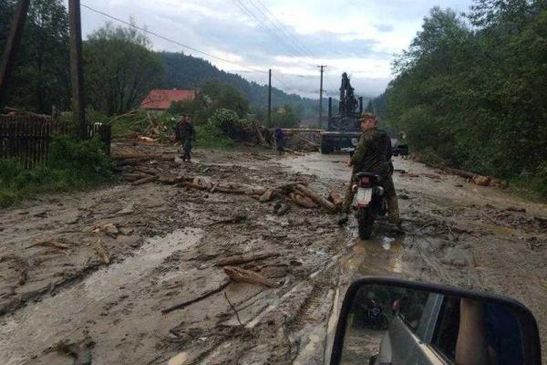 Появились снимки с места стихийного бедствия на Закарпатье
