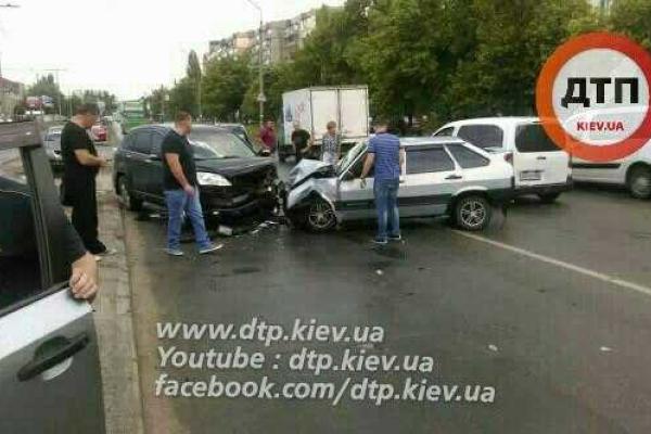 В Киеве "Лада" вылетела на встречную полосу и совершила лобовое столкновение с "Хондой"